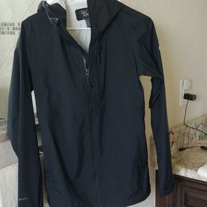 Women's breathable Mountain Hardware rainjacket